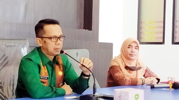 MEDIA CEBTER— Asisten 1 Setdako Padang Edi Hasymi memberikan keterangan agena Apeksi di Kota Padang di Media Center.