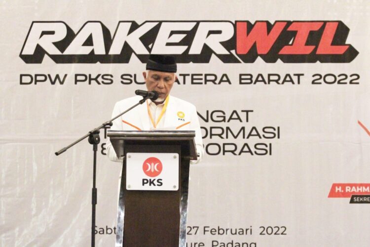 SAMBUTAN— Ketua Umum DPW PKS Sumbar Mahyeldi, saat berikan kata sambutan.