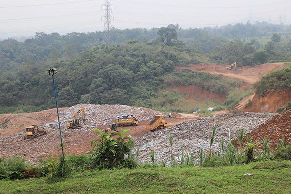 Ratusan Ton Sampah tak Bisa Dibuang ke TPA Regional Payakumbuh 1 MEMIRISKAN—Terlihat kondisi TPA Regional Payakumbuh yang kondisnya perlu segera diperbaiki, beberapa waktu lalu.