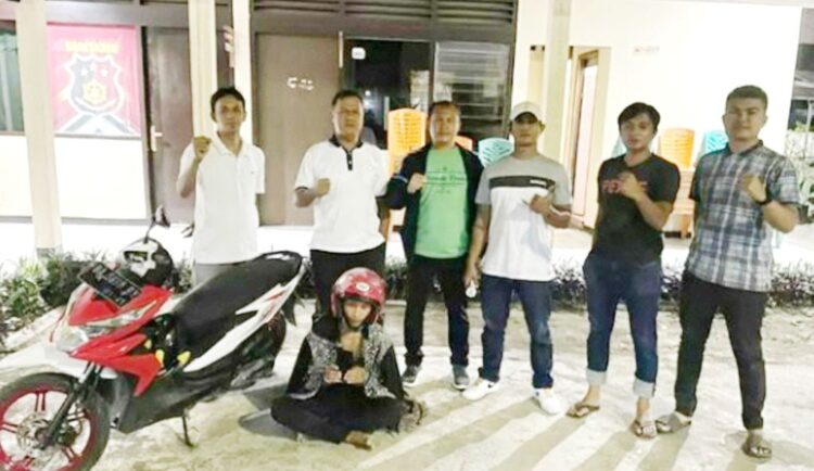 Baru Bebas, Residivis Jambret Hp Pelanggan Ojol di pinggir jalan Transmart Padang, Terekam CCTV lalu Ditangkap Polisi 1 JAMBRET— Pelaku RYS (21) yang terlibat aksi jambret diamankan di Polsek Padang Utara usai ditangkap.