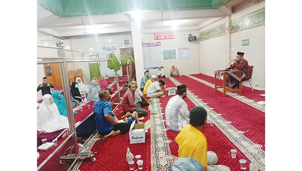 DENGAR PENDAPAT— Ketua DPRD Padang Syafrial Kani dalam dengar pendapat bersama warga Lubuk Lintah dan Ampang di Masjid Al Jadid Karang Gantiang, Kamis (3/3) malam, membahas akan dikerjakan pembangunan jalan Ampang Karang Gantiang. Ketua DPRD menyebut, dana untuk DED jalan sudah diajukan tahun ini.