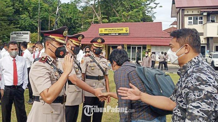 Kompol Dedy Adriansyah Putra Jabat Kasat Reskrim Polresta Padang 1 Upacara serah terima jabatan Kasat Reskrim dan Kasat Narkoba Polresta Padang pada Jumat (4/3/2022) pagi dilaksanakan di halaman Kantor Polresta Padang. yang diikuti oleh seluruh jajaran.