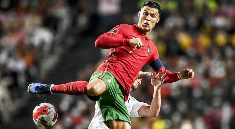 PELUANG— Cristiano Ronaldo mempunyai peluang menggandakan keunggulan Portugal. Sayang, tendangan bebasnya masih melambung tipis di atas mistar gawang Serbia yang dikawal Predrag Rajkovic.