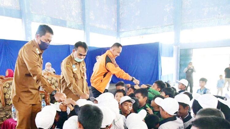 PEMBUKAAN KOSN— Asisten II Kota Pariaman Elfis Chandra bersalaman dengan peserta usai membuka Kompetisi Olahraga Siswa Nasional (KOSN) tahun 2022.