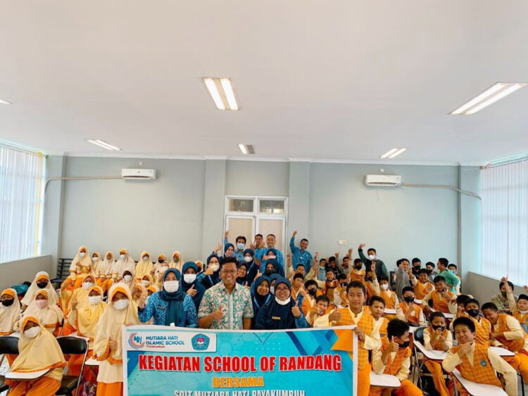 SDIT Mutiara Hati, Sekolah Perdana yang Ikut School of Randang 1 FOTO BERSAMA— Wakil Wali Kota Erwin Yunaz foto bersama siswa SDIT Mutiara Hati di sentra IKM Randang Payakumbuh.