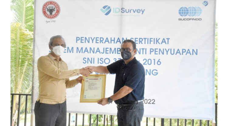 SERAHKAN SERTIFIKAT— Direktur Komersial PT Sucofindo Darwin Abas (kanan) menyerahkan sertifikat Sistem Manajemen Anti Penyuapan SNI ISO 37001: 2016 kepada Plt Dirut PT Semen Padang Asri Mukhtar (kiri) di Club House PT Semen Padang, Jumat (4/3) pagi.