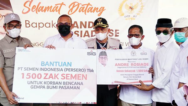 1.500 ZAK SEMEN— Anggota DPR RI Andre Rosiade (dua dari kiri), Plt Dirut PT Semen Padang Asri Mukhtar (dua dari kanan) pada acara penyaluran bantuan sebanyak 1.500 zak semen dari SIG yang tergabung dalam 10 BUMN  kepada Bupati Pasbar Hamsuardi, di Kajai, Kecamatan Talamau, Pasaman Barat, Sabtu (5/3).