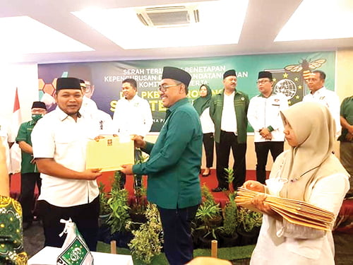 SERAHKAN SK— Wakil Ketua Umum PKB DR Jazilul Fawaid menyerahkan secara resmi SK kepengurusan DPC PKB se-Sumbar.