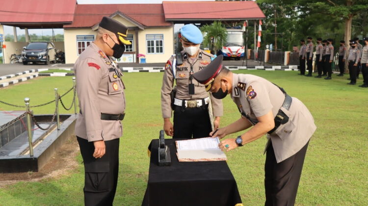PELANTIKAN— Kapolres Sijunjung AKBP Muhammad Ikhwan Lazuardi memimpin pelantikan Kepala Bagian Logistik di halaman Mapolres Sijunjung.