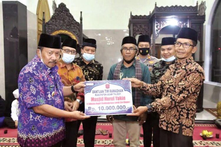 BANTUAN MASJID— Program Safari Ramadhan 1443 H, Pemkab Agam melalui Bagian Kesra menganggarkan sebesar Rp450 juta untuk membantu kelangsungan pembangunan masjid.