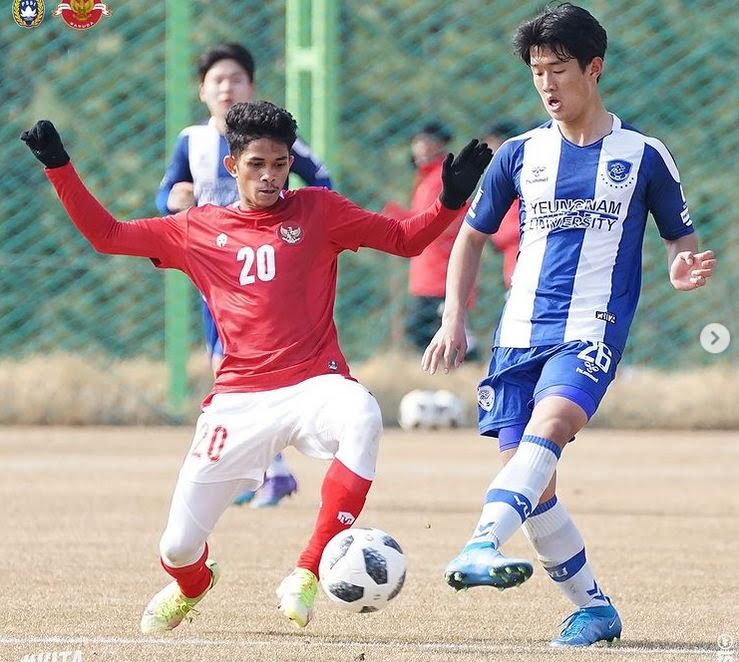Uji Coba Pertama di Kosel, Timnas U-19 Dipermak Tim Kampus 1-5 1 JEGAL—Salah seorang pemain Timnas U -19 saat menjegal pemain Youngnam University Korsel.