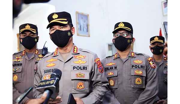 WAWANCARA— Kabid Humas Polda Sumbar, Kombes Pol Satake Bayu saat diwawancarai wartawan.