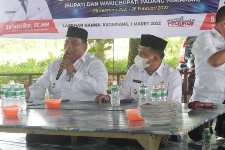 SAMBUTAN— Bupati Padangpariaman Suhatri Bur dan Wakil Bupati Rahmang, berikan sambutan saat acara jumpa pers kemarin.