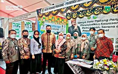 Satu-satunya Kota di Sumatera, Padang Panjang Ikut Expo Summit Kota Sehat 1 FOTO BERSAMA—Terlihat tim Pemko Padangpanjang foto bersama di stand Padangpanjang pada kegiatan Expo Summit Kabupaten/Kota Sehat Tahun 2022, di Patra Convention Hotel Semarang.