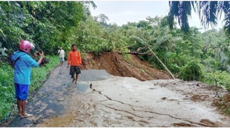 Badan Meteorologi Klimatologi dan Geofisika (BMKG) mengimbau warga Pasaman Barat yang tempat tinggalnya berjarak 200 meter dari tepi sungai yang berhulu di Gunung Talamau, untuk mengungsi lantaran ada bencana Hidrometeorologi berupa banjir, banjir bandang dan longsor usai gempa magnitudo 6,2 yang diuapdate menjadi 6,1 di Pasaman Barat (Pasbar).