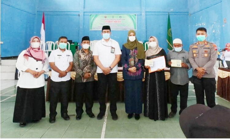 Sekdakab Sijunjung Hadiri Sidang Itsbat Nikah Terpadu 1 FOTO BERSAMA— Sekdakab Sijunjung Zefnihan foto bersama dengan pasutri yang ikut sidang nikah Itsbat terpadu.