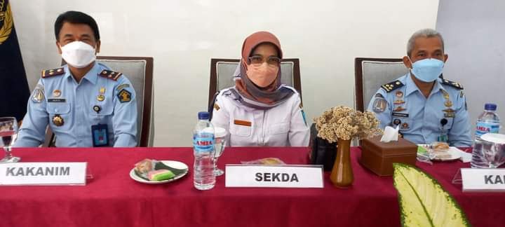 RAPAT KOORDINASI— Sekdako Sawahlunto Ambun Kadri membuka rapat koordinasi Pengawasan Orang Asing bertajuk Peranan Timpora dalam pelaksanaan dan kegiatan orang asing.