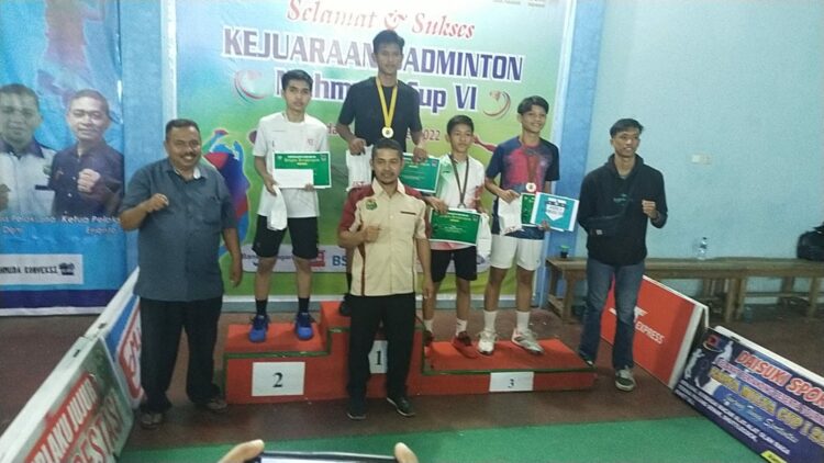 TUTUP KEJUARAAN— Sekum PBSI Sumbar Ir Doni foto bersama dengan para pebulutangkis yang menjadi juara usai menutup Kejuaraan PB Mahmuda Cup VI tahun 2022.