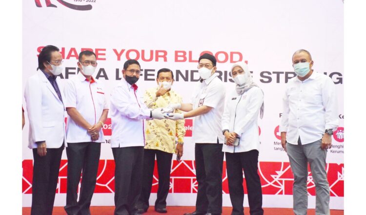 Semen Padang Kembali Gelar Donor Darah, 241 Kantong Darah Terkumpul 1 PENYERAHAN KANTONG DARAH— Direktur Keuangan PT Semen Padang Tubagus M Dharury (tiga dari kanan) menyerahkan kantong darah dari kegiatan donor darah PT Semen Padang kepada Ketua PMI Padang Zulhardi Z Latif (tiga dari kiri), Rabu (23/3).