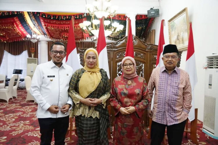 FOTO BERSAMA— Wakil Presiden RI Periode 2004 - 2009 dan 2014 - 2019 H. Jusuf Kalla bersama ibu Hj. Mufidah Jusuf Kalla foto bersama saat dijamu Bupati Eka Putra di Indo Jolito.