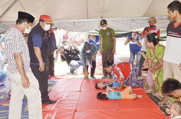 BUTUH BANTUAN— Mengintip Posko Penyintas Bencana Malampah di Salareh Aia, ratusan pengungsi yang masih membutuhkan pangan, air bersih dan MCK.