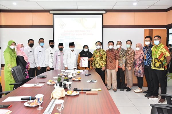 Pemkab Agam serahkan Laporan Keuangan Pemerintah Daerah (LKPD) 2021 pada BPK Wilayah Sumbar di Kota Padang, Jumat (25/3).