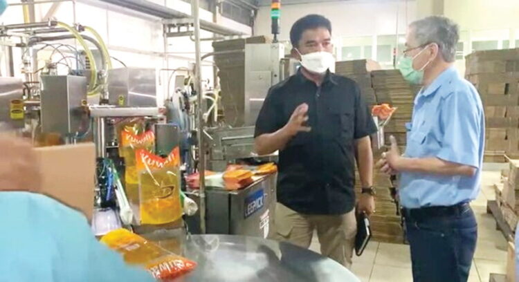 SIDAK— Dirreskrimsus Polda Sumbar Kombes Pol Adip Rojikan berbincang dengan staf Pabrik PT Incasi Raya saat sidak.