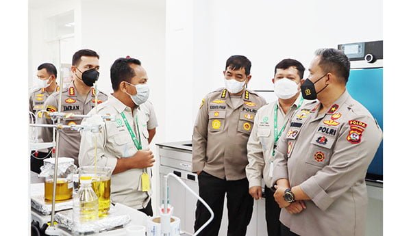 SIDAK— Wakapolda Sumbar didampingi pejabat utama saat meninjau produksi minyak goreng di Pabrik PT Padang Raya Cakrawala Apical Group, Teluk Bayur.