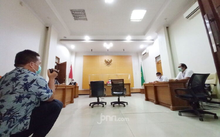 SIDANG—Suasana sidang lanjutan gugatan praperadilan terkait sah atau tidaknya penyitaan barang milik Laskar FPI M Suci Khadavi Putra, di PN Jakarta Selatan.