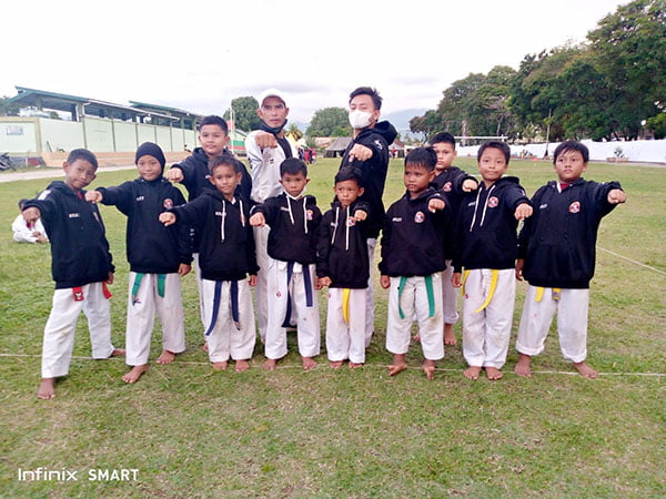 FOTO BERSAMA— Taekwondoin Dojang Wirabraja sc foto bersama ketika mengikuti Turnamen Jam Gadang Open I di Kota Bukittinggi.