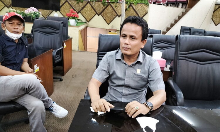 ADUKAN NASIB— Para pedagang di Pasar Raya Padang yang biasa berjualan di bawah Padang Teather, mengadu ke DPRD Padang, Senin (21/3). Para pedagang menyampaikan persoalan penyegelan kios yang dilakukan Dinas Perdagangan (Disdag), karena pedagang tak membayar retribusi.