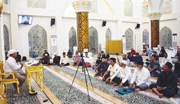 TAUSYIAH SUBUH—  Ustadz H. DR. Zulkiflii AR, memberikan tausiyah subuh di Masjid Al Hakim, Pantai Padang dan dihadiri Ketua DPRD Kota Padang H. Syafrial Kani SH serta jamaah lainnya.