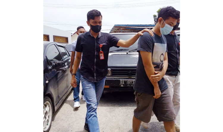 PENCURI MOTOR— Tim Satreskrim Polres Limapuluh Kota menggiring pelaku IW (24) yang terlibat kasus pencurian sepeda motor usai ditangkap di kediamannya.