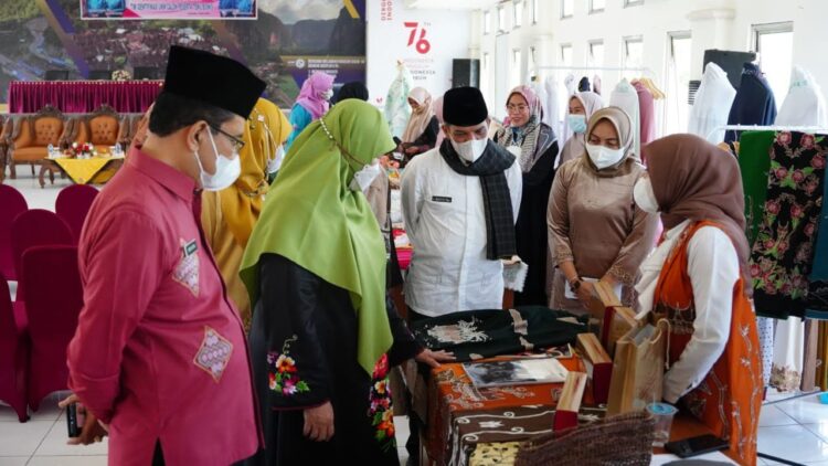 TINJAU STAND UMKM— Sekda Kota Payakumbuh mendampingi Ketua Dekranasda Sumbar meninjau produk UMKM Limapuluh Kota.