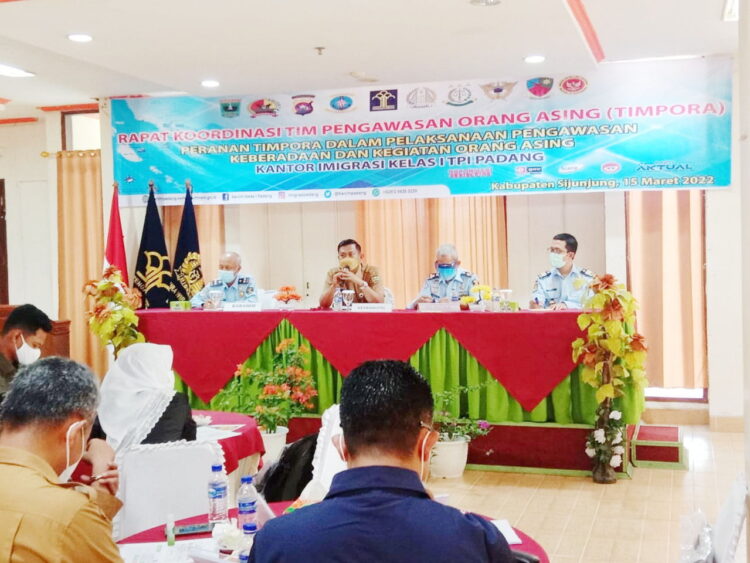 Tim PORA Sijunjung, Selasa (15/3). Rakor dengan tema peranan Tim Pora dalam pengaw Dibekali Pengawasan Orang Asing 1 PEMBEKALAN—Tim PORA Sijunjung dibekali pengawasan orang asing.