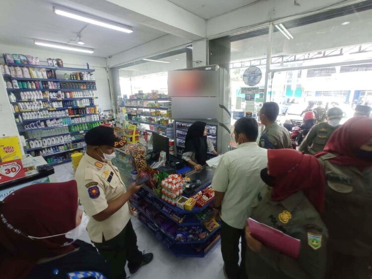 SIDAK SWALAYAN— Tim Penegak Peraturan Daerah (Perda) melakukan sidak di tujuh swalayan, mini market serta warung di Kota Padangpanjang.