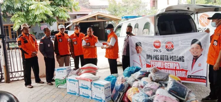 Pengurus DPD PKS Kota Padang dan Tim Relawan Serahkan Bantuan 1 LOGISTIK—Pengurus DPD PKS Padang bersama relawan serahkan bantuan.