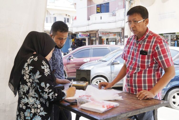 PERIKSA—Terlihat tim dari  UPTD Metrologi Legal Dinas Perdagangan, Koperasi dan UKM, Kota Padangpanjang sedang melakukan tera ulang.