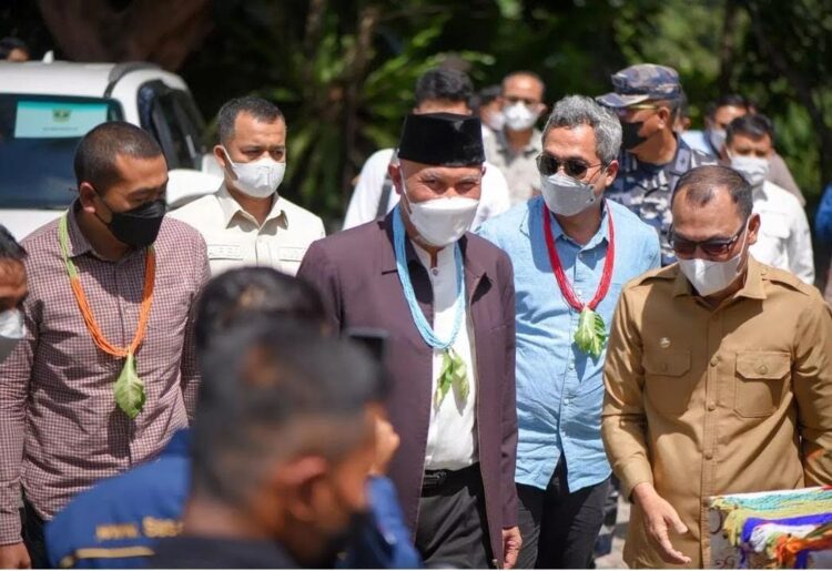 SAMPAI— Gubernur Sumatera Barat, Buya Mahyeldi, bersama Wakil Gubernur uda Audy Joinaldy,  sampai di Mentawai disambut Bupati Mentawai Yudas Sabaggalet.
