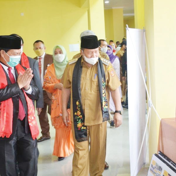 Kaperpusnas Tinjau Stand UMKM di Kabupaten Agam, Narasi Penting untuk Pemasaran 1 KUNJUNGAN— Kepala Perpustakaan Nasional Republik Indonesia (Perpusnas RI), M. Syarif Bando menyebut narasi sangat penting untuk meningkatkan jumlah penjualan suatu produk.