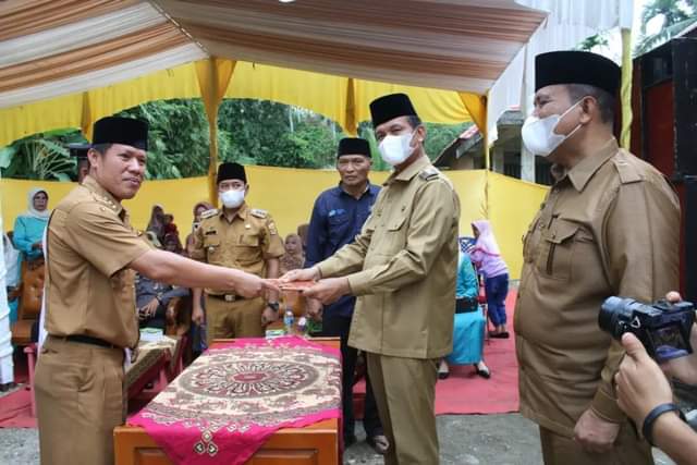 Wali Kota Pariaman H Genius Umar, kemarin, menghadiri  4 serah terima jabatan (sertijab) Kepala Desa, hasil Pilkdes serentak 2022. Ke empat orang kepala desa tersebut adalah Desa Marabau, Desa Talago Sariak, Desa Simpang dan Desa Kampung Baru Padusunan.