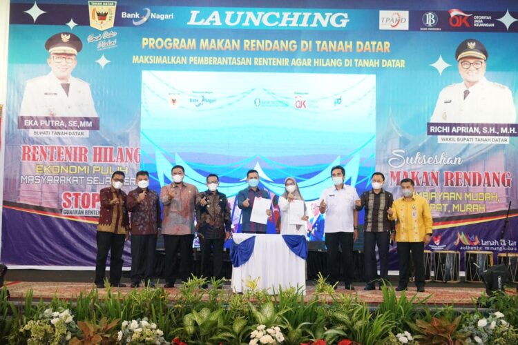 Pimpinan Bank Nagari Fauzan dan Plt Kadis Koperindag perlihatkan nota kerjasama usai di tandatangani.