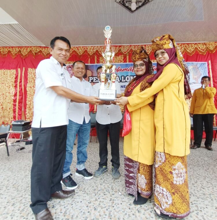 SERAHKAN PIALA— Kepala SMPN 1 Harau menyerahkan piala bergilir kepada sekolah pemenang lomba.