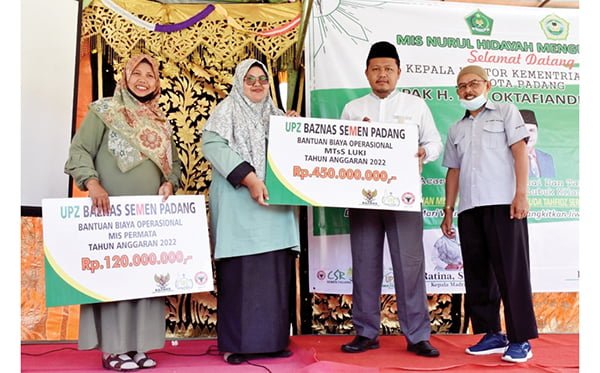 BANTUAN OPERASIONAL SEKOLAH— Kepala Divisi UPZ Nasional Baznas RI, Mohan (dua dari kanan) didampingi Kepala Pelaksana Harian UPZ Baznas Semen Padang, Muhammad Arif (paling kanan), menyerahkan bantuan Operasional Sekolah untuk MIS Nurul Hidayah dan MTs Lubuk Kilangan, pada acara peresmian MIS Nurul Hidayah Batu Gadang, Kamis (24/3).