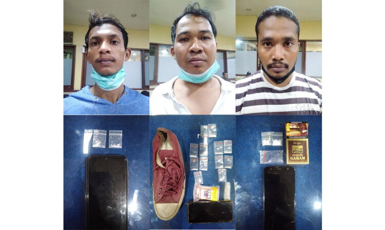 3 Pengedar Sabu Diciduk Tim Rajawali Satresnarkoba Polresta Padang 1 PENGEDAR SABU— Pelaku M Irfan (30), Rudi Jarianto (27) dan Anil Purnama alias Kutil (22) diamankan di Mapolresta Padang dengan barang bukti belasan paket sabu siap edar.