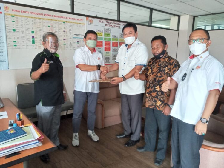 PERTEMUAN— Utusan dari cabor yang tergabung dalam Forum Penyelamat Olahraga (FPO) Sumbar bertemu dengan petinggi KONI  Pusat Ketua Bidang Organisasi Mayjen TNI (Purn) Andre Sutarno di  kantor KONI Pusat.