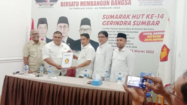 Verry Mulyadi Diamanahkan sebagai Ketua DPC Gerindra Padang 1 PENYERAHAN SK — Verry Mulyadi menerima SK pengangkatan dirinya sebagai Ketua DPC Partai Gerindra Padang periode 2022-2025, yang diserahkan langsung Sekretaris DPD Gerindra Sumbar Eviyandri Rajo Budiman, Selasa (22/3).