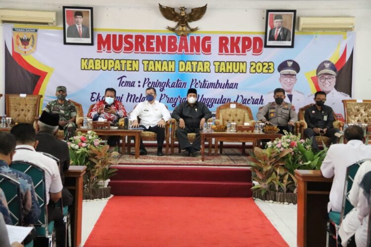 Rencana pembangunan di kabupaten Tanah Datar untuk penjabaran tahun ke-II  dari RPJMD,  masih disesuaikan dengan kondisi pemulihan akibat pandemi Covid-19. Dimana rencana pembangunan itu masih dalam peningkatan pertumbuhan ekonomi melalui Program Unggulan (Progul) daerah.