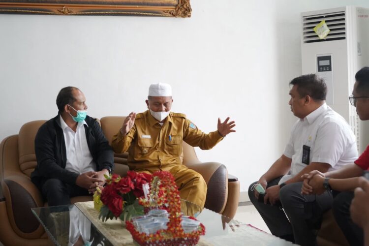 berkunjung— Manajemen PLN UIW Sumbar saat berkunjung ke kediaman Bupati Pasbar Hamsuardi.