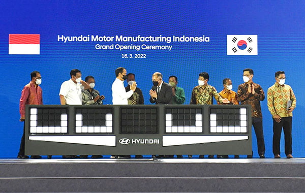 Presiden Joko Widodo meresmikan pabrik mobil listrik pertama di Indonesia.